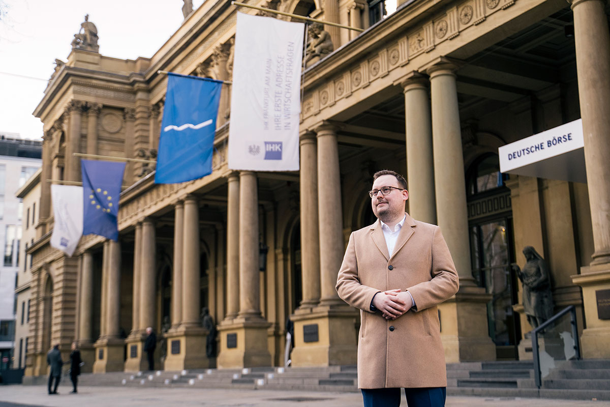 Caspar Felix Hoffmann vor der Frankfurter Börse